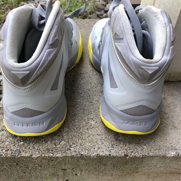 Nike youth 6.5 basketball sneakers grey and yellow - Picture 4 of 8